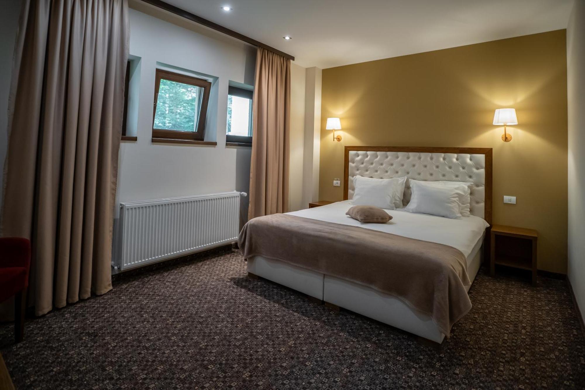 Opus Villa Sinaia Exterior foto A bedroom in a hotel