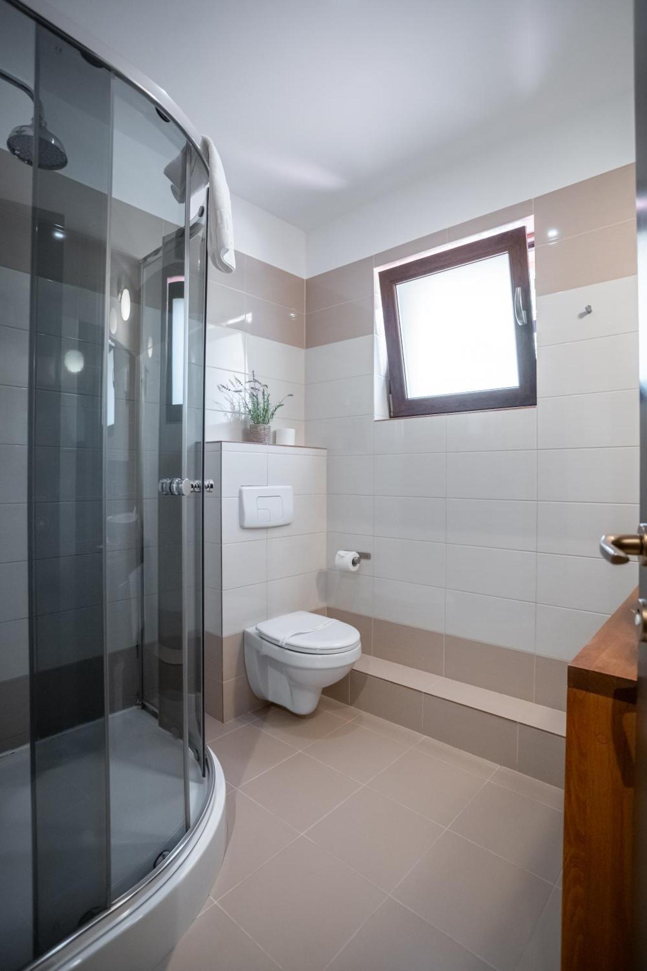 Opus Villa Sinaia Exterior foto Bathroom with shower enclosure
