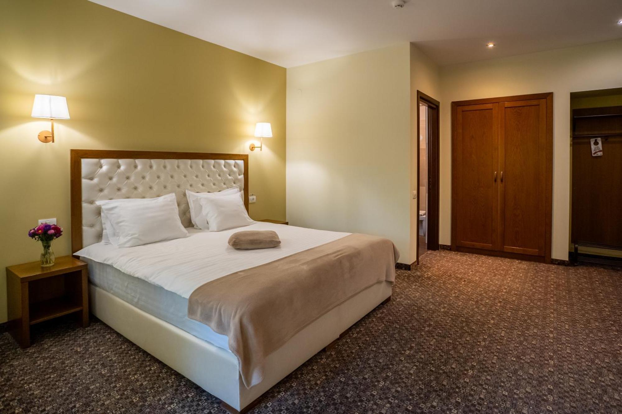 Opus Villa Sinaia Exterior foto A bedroom in a hotel